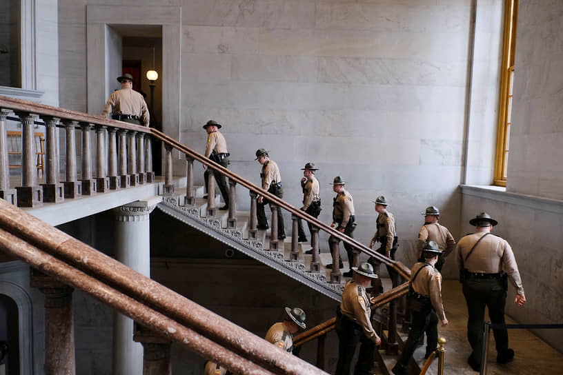 Нэшвилл, США. Солдаты поднимаются по ступеням ротонды Капитолия перед началом законодательной сессии 