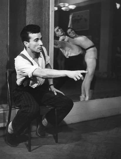 Ролан Пети родился в семье владельца парижского бистро. В 9 лет он начал обучение в балетной школе при Парижской опере и в 1941 году попал в кордебалет оперы. Вне стен театра он брал уроки драмы и джаза, в годы фашистской оккупации устраивал с единомышленниками концерты, самостоятельно сочиняя для них балетные номера 