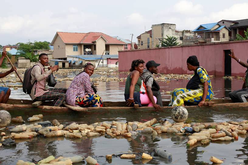Киншаса, Конго. Местные жители передвигаются на лодках после того, как уровень воды в бассейне реки Конго поднялся до рекордной отметки