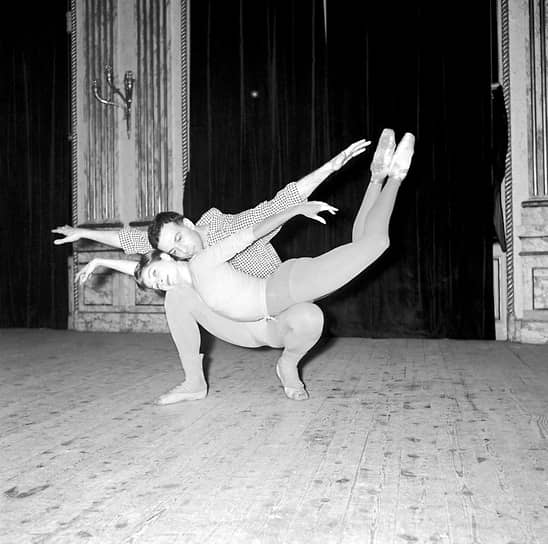 Быстро став своим в кругу парижской интеллектуальной элиты, Ролан Пети создал собственную, первую независимую балетную труппу Франции — «Балет Елисейских Полей», где занял пост балетмейстера. В 1948 году создал новую труппу — «Балет Парижа». Его прима-балериной стала Рене (Зизи) Жанмер — будущая жена Пети, с которой он прожил всю жизнь 