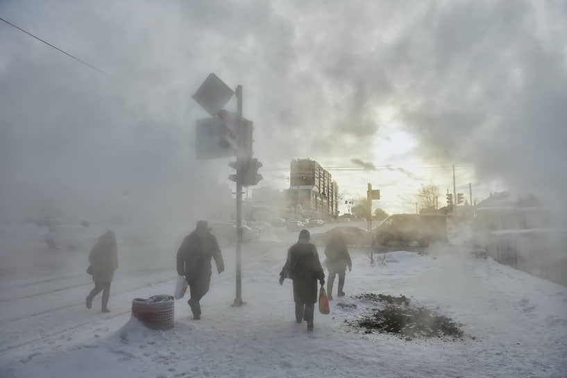 Новосибирск. Место прорыва теплотрассы, из-за которого более ста домов остались без отопления и горячей воды