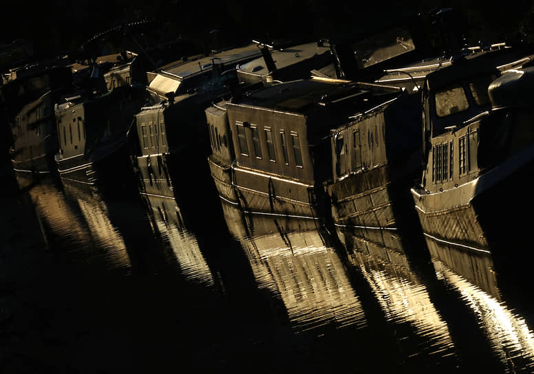 Лондон, Великобритания. Солнце отражается от лодок, пришвартованных вдоль Риджентс-канала