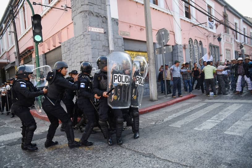 Гватемала. Сторонники нового президента Бернардо Аревало протестуют против действий Конгресса, который пытается сорвать инаугурацию