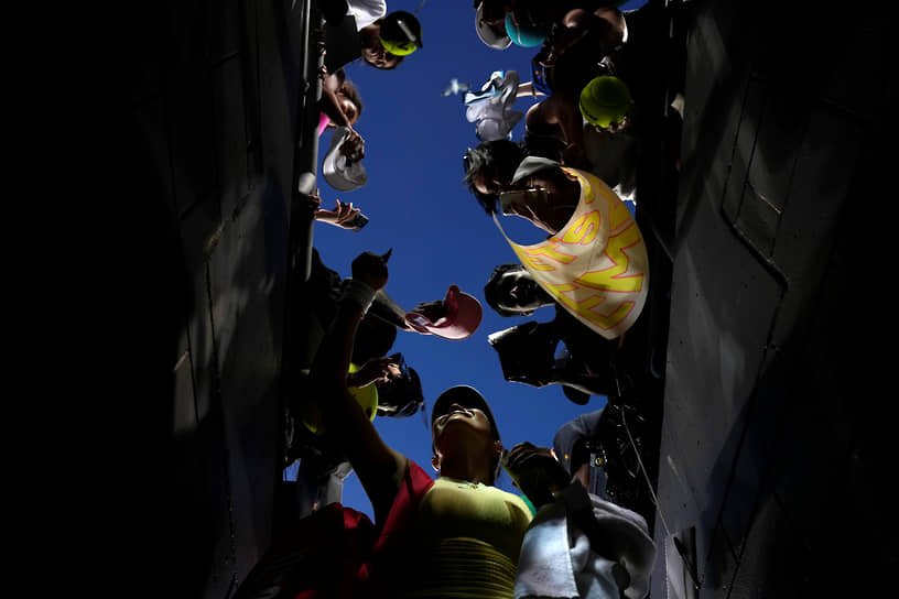 Мельбурн, Австралия. Британская теннисистка Эмма Радукану раздает автографы после победы в матче первого круга Открытого чемпионата Австралии по теннису