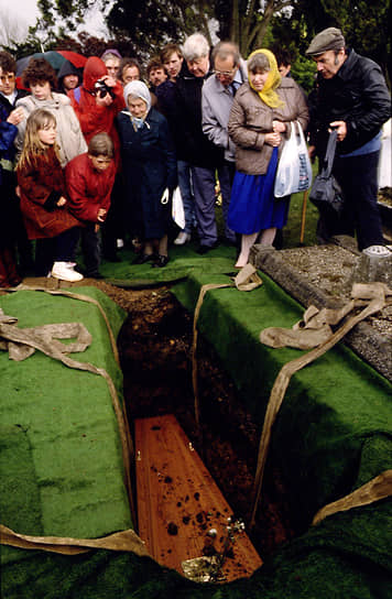 Наследство комика было разделено между его племянниками и племянницами. Вскоре после смерти появились слухи, что Бенни Хилл был похоронен со множеством драгоценностей и золота. 4 октября 1992 года неизвестные раскопали его могилу и вскрыли гроб. Преступники так и не были найдены. Теперь над гробом Хилла лежит бетонная плита толщиной 30 см