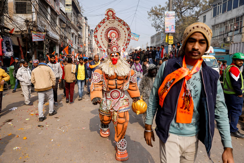 Айодхья, Индия. Мужчина в костюме индуистского божества Ханумана на процессии, посвященной открытию храма бога-героя Рамы
