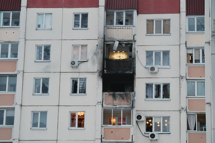 Воронеж, Россия. Балкон дома, поврежденный от взрыва БПЛА 