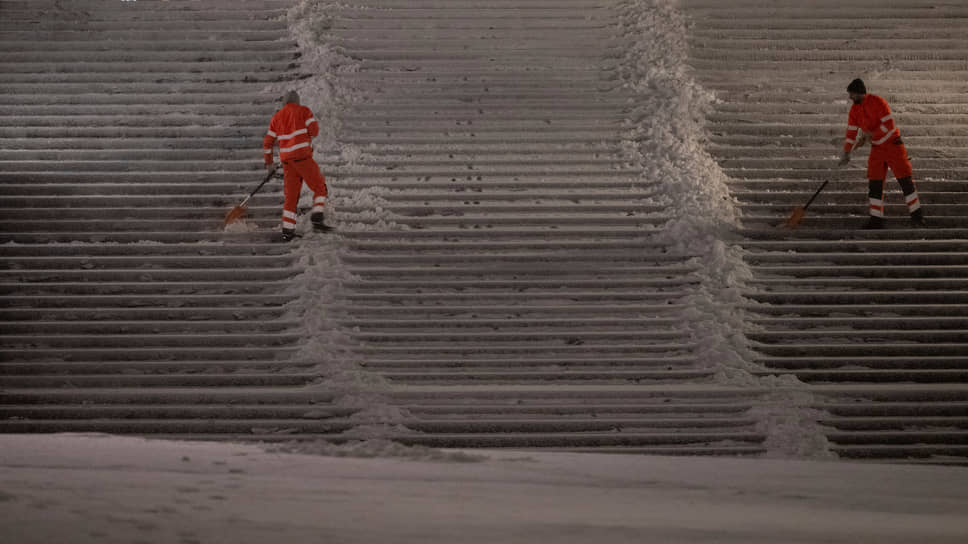 Работники коммунальной службы расчищают от снега ступеньки лестницы в Дрездене, Германия
