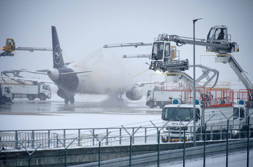 Самолет Lufthansa проходит обработку против обледенения перед взлетом из аэропорта Франкфурта, Германия