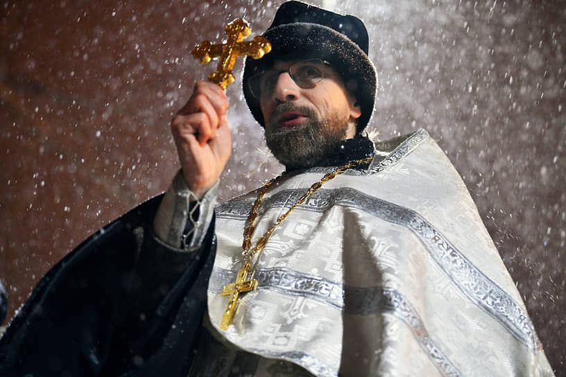 Москва. Священнослужитель освящает купель на Воронцовских прудах