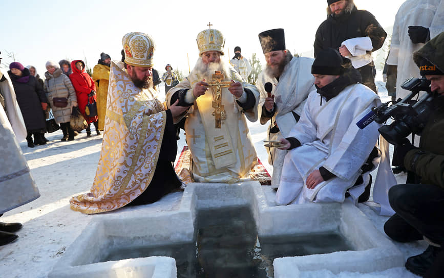 Новосибирск. Священнослужители освящают купель на реке Обь