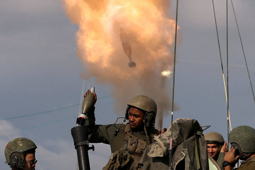 Израильские военные ведут обстрел позиций движения «Хамас» (январь 2024 года)