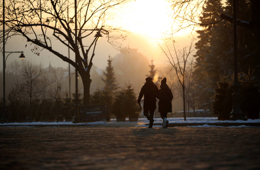 София, Болгария. Пара идет по улице морозным утром