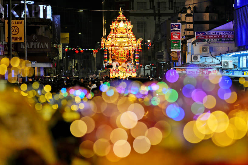 Пинанг, Малайзия. Золотая колесница с идолом индуистского бога лорда Муругана в процессии, посвященной празднику Тайпусам

