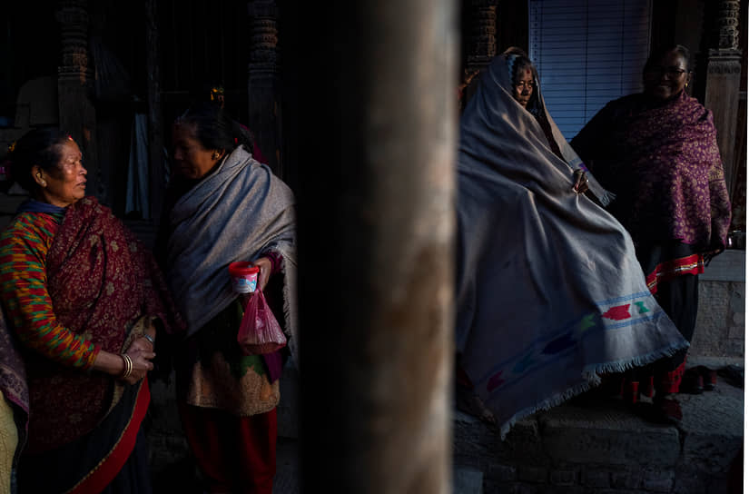 Бхактапур, Непал. Индуисты перед омовением в реке Хануманте во время религиозного праздника Мадхав Нараян