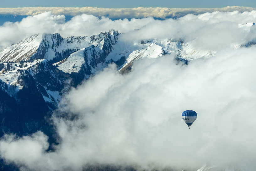 Воздушный шар летит над Альпами 