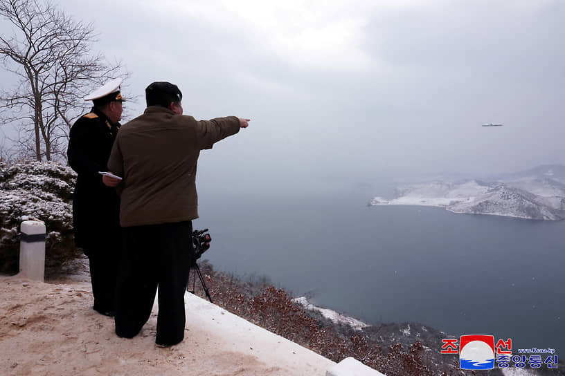 КНДР. Лидер Северной Кореи Ким Чен Ын наблюдает за испытанием крылатых ракет «Пульхвасаль-3-31» с восточного побережья