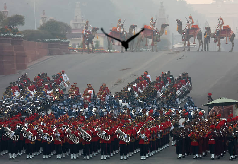 Нью-Дели, Индия. День Республики завершает церемония «Сигнал отбоя» в исполнении военного оркестра 