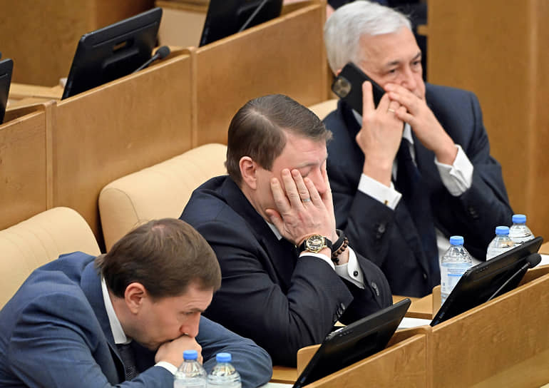 Москва. Слева направо: депутаты Виктор Игнатов, Сергей Еремин и Азат Ягафаров на заседании