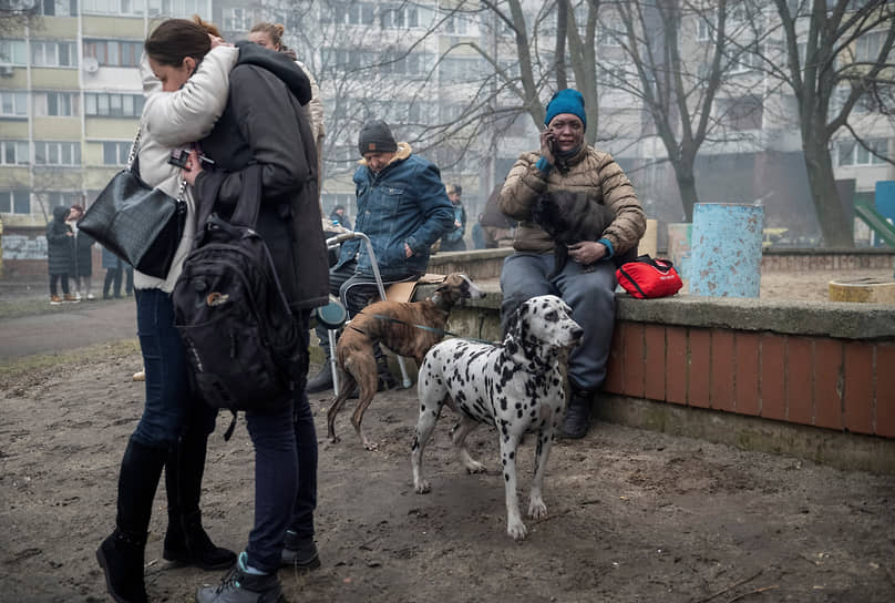 Киев. Местные жители возле разрушенного дома