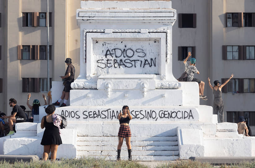 Сантьяго. Оппозиционеры вышли на площадь Италии после смерти экс-президента Чили Себастьяна Пинера в результате крушения вертолета