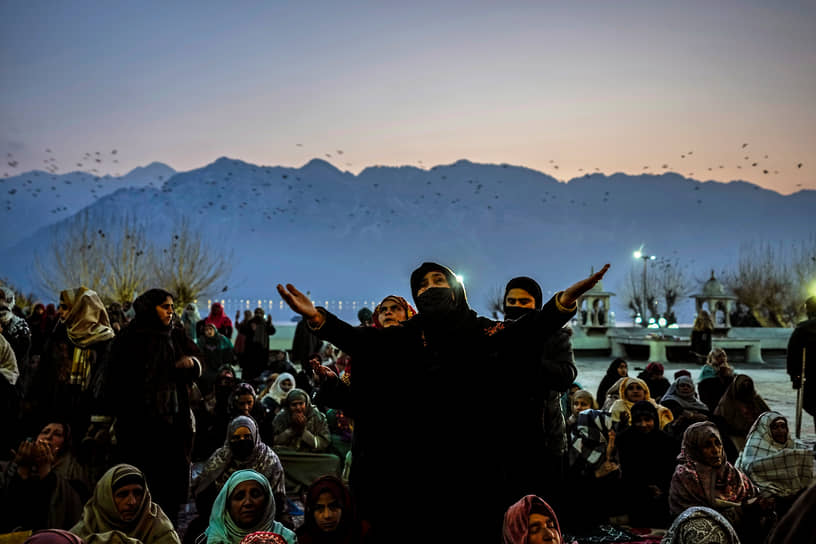 Сринагар, Кашмир. Мусульмане собираются на празднике Мехрадж-у-Алам у святилища Хазратбал, где хранится волос из бороды пророка Мухаммеда