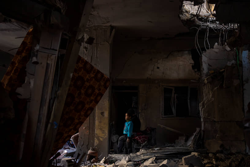 Рафах, сектор Газа. Палестинский ребенок стоит в пострадавшем от израильского удара доме