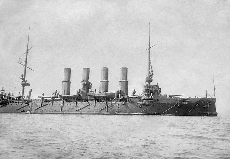 Крейсер «Варяг» вступил в ожесточенный бой с японской эскадрой в неравных условиях. Не желая сдаваться врагу, экипаж принял решение потопить корабль