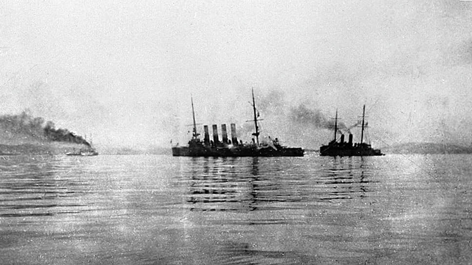 Крейсер «Варяг» и канонерка «Кореец» возвращаются после боя в феврале 1904 года