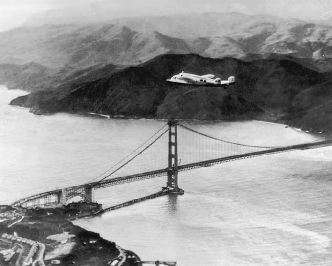«Летающая лаборатория» Lockheed 10-E Electra, пилотируемая Амелией Эрхарт над мостом Золотые Ворота 