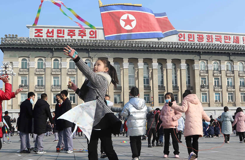 Пхеньян, Северная Корея. Школьники играют в народные игры на площади Ким Ир Сена