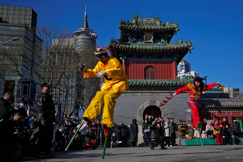 Пекин, Китай. Уличные артисты на новогодней ярмарке