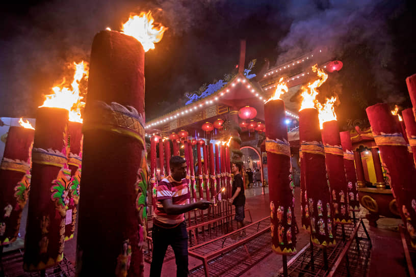 Медан, Индонезия. В местном храме зажгли гигантские факелы