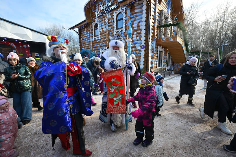 Российский Дед Мороз (в центре) и китайский зимний волшебник Шань Дань Лаожен в Москве