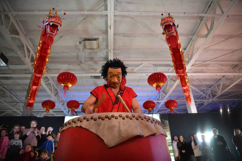 Барабанщик на выставке-реконструкции «Терракотовая армия. Бессмертные воины Китая» на ВДНХ 