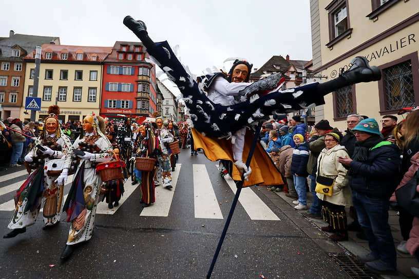 Ротвайль, Германия. Участник карнавала совершает так называемый «прыжок дурака»