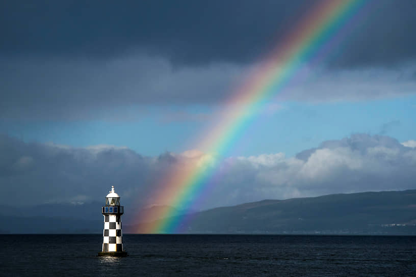 Инверклайд, Шотландия. Маяк на фоне радуги 