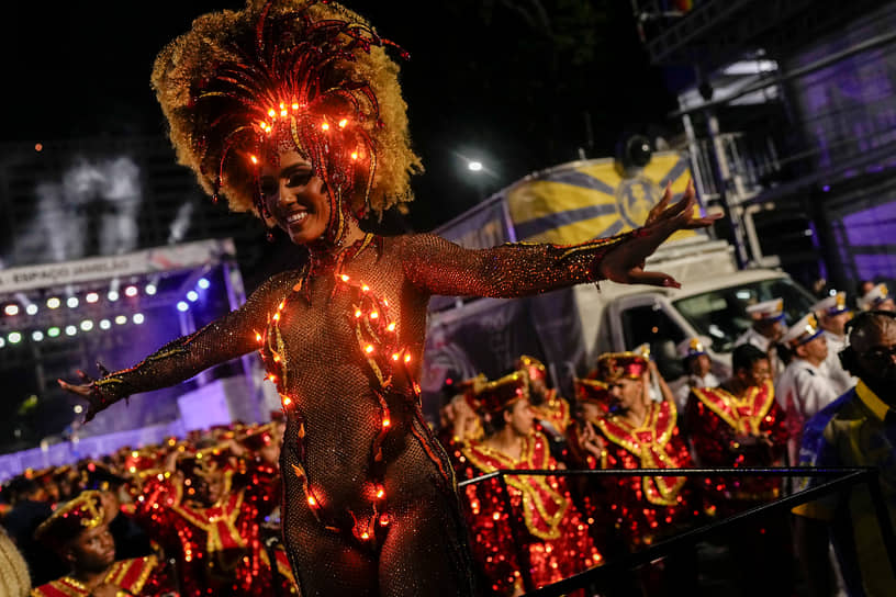 Победители шоу получают право выступать первыми на карнавале в следующем году 
&lt;br>На фото: королева барабанов Майара Лима из школы Paraiso do Tuiuti