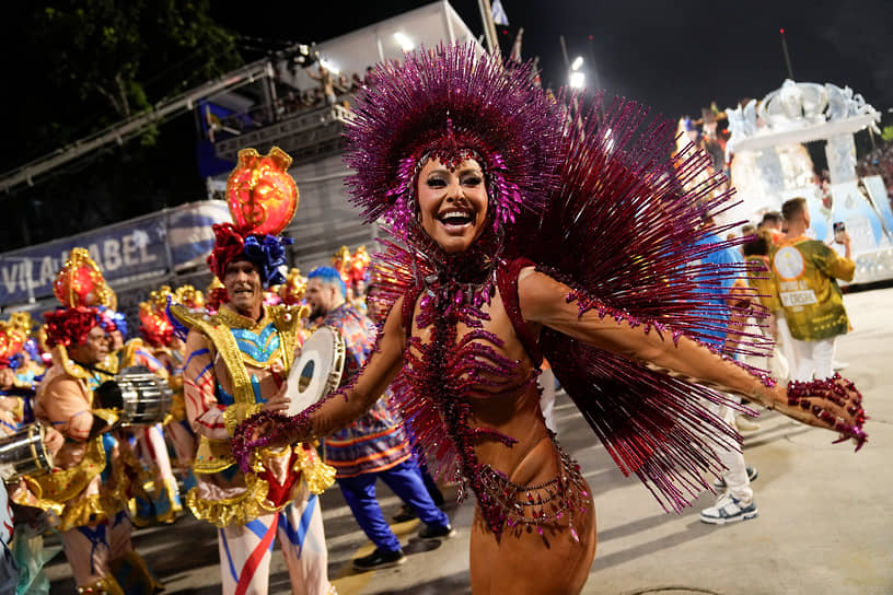 К традиционному карнавалу танцоры готовятся в течение всего года 
&lt;br>На фото: королева барабанов Сабрина Сато, представляющая школу Vila Isabel
