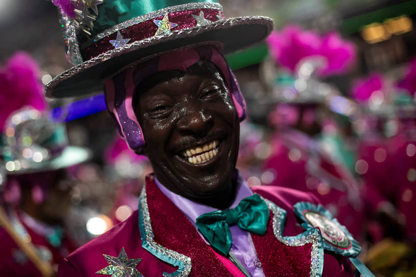 Хотя большинство гостей карнавала сидят на трибунах, любой желающий может принять участие в шествии школ самбы