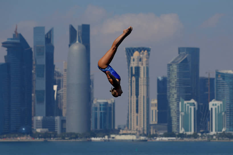 Доха. Австралийская спортсменка Рианна Иффланд на соревнованиях по хай-дайвингу во время чемпионата мира по водным видам спорта в Катаре

