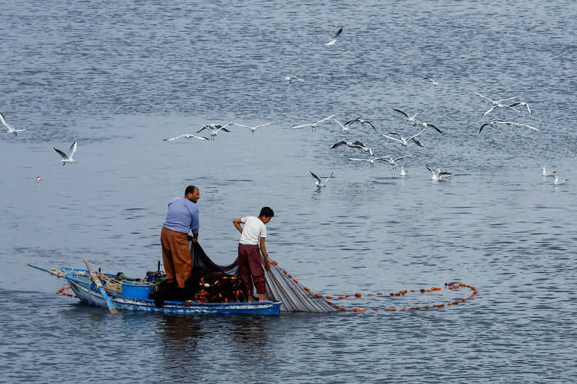Сектор Газа. Палестинские рыбаки на берегу у города Рафах на границе с Египтом