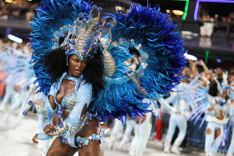 По оценкам местных властей, карнавал в Рио-де-Жанейро посетили около 5 млн человек
&lt;br>На фото: танцовщица из школы самбы Vila Isabel