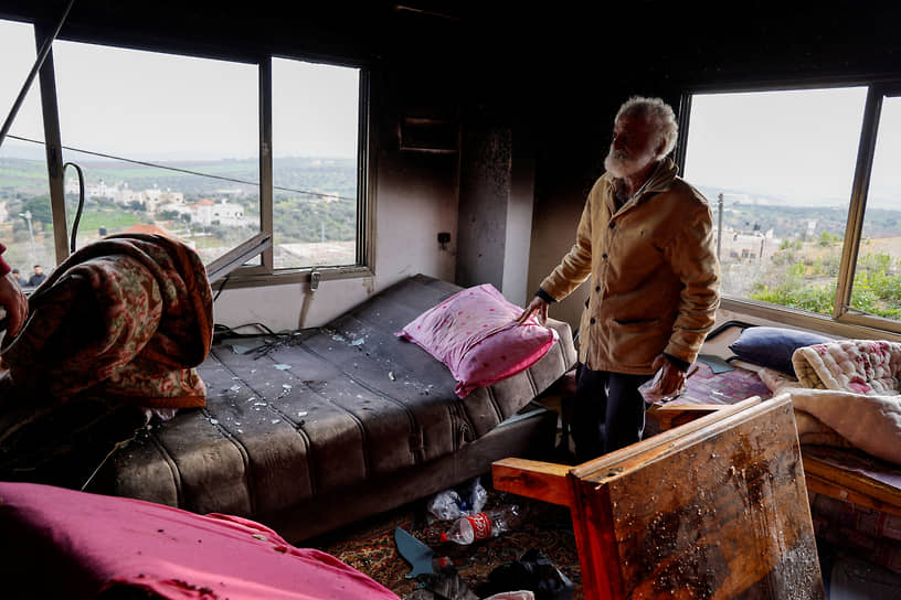 Западный берег реки Иордан. Палестинец в поврежденном доме после израильского рейда недалеко от города Дженин