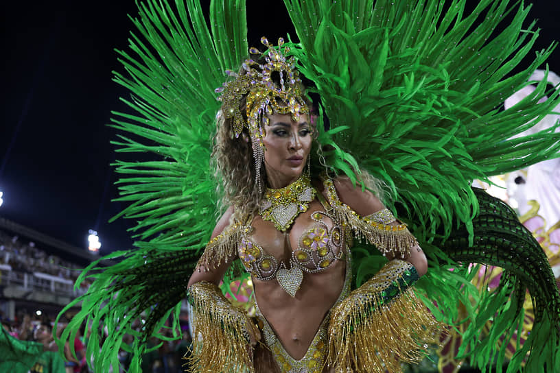 Ежегодно на карнавал в Рио-де-Жанейро съезжаются сотни тысяч туристов 
