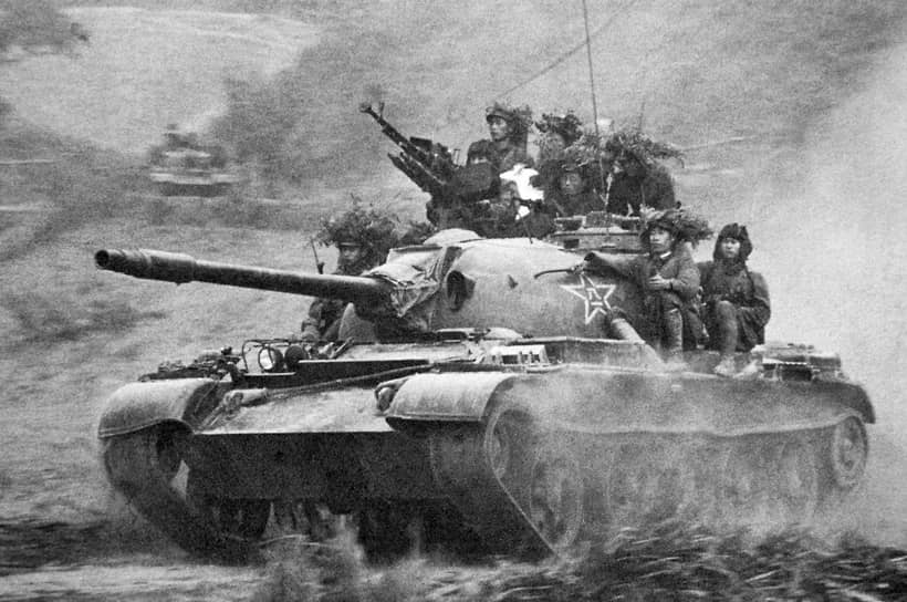 Вооруженный конфликт между Китаем и Вьетнамом в феврале-марте 1979 года вошел в историю как «первая социалистическая война», так как впервые боевые действия велись между двумя социалистическими республиками. Войне предшествовали многочисленные вооруженные инциденты на границе и концентрация 600-тысячной группировки китайских войск близ территории Вьетнама