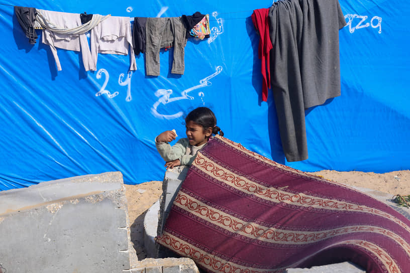 Рафах, сектор Газа. Девочка в палаточном лагере для палестинских беженцев 
