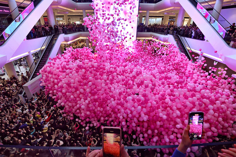 Москва. Флешмоб в торговом центре «Ривьера» с 55 тыс. воздушных шаров, приуроченный ко Дню всех влюбленных