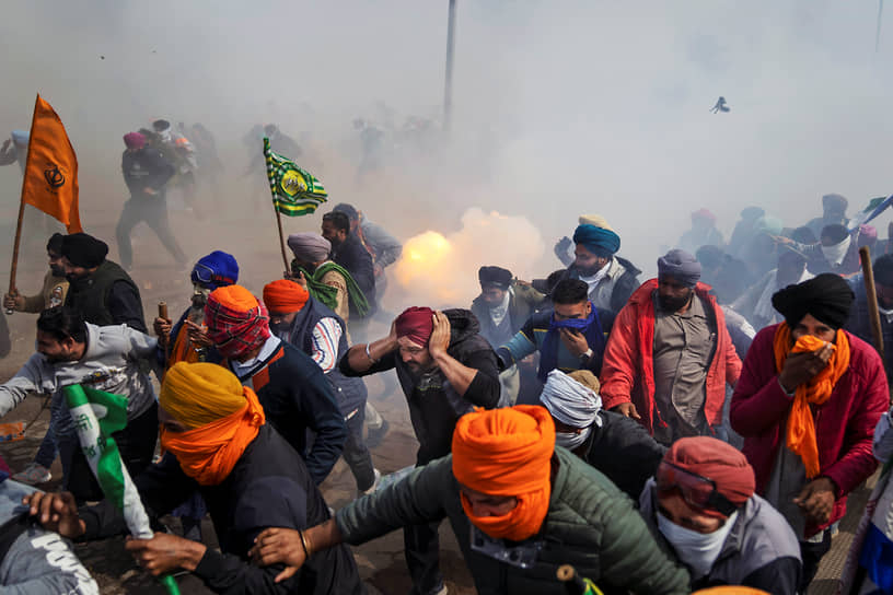Шамбха, Индия. Столкновение полиции с протестующими фермерами, идущими маршем на столицу 