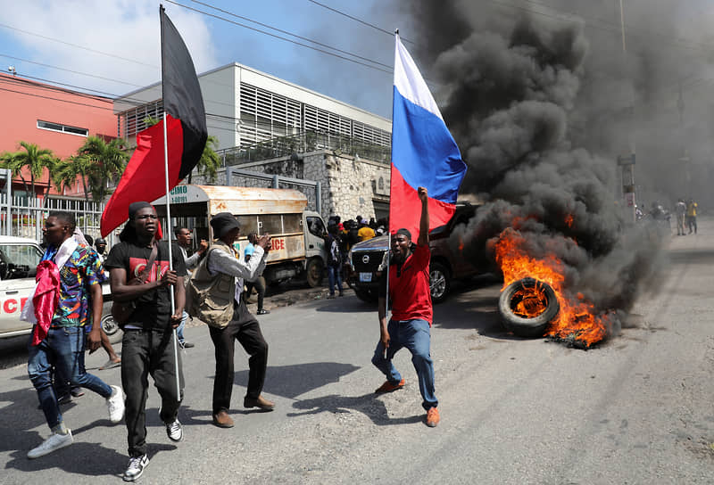 Порт-о-Пренс, Гаити. Демонстранты требуют отставки премьер-министра республики Ариэля Анри у посольства Канады